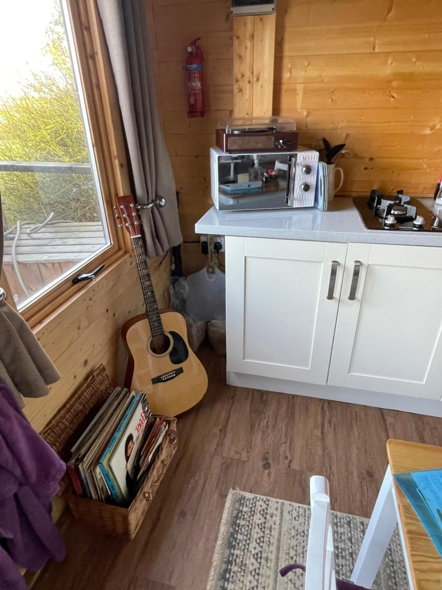 Cosy Cabin In Annie'S Meadow West Meon Exterior photo